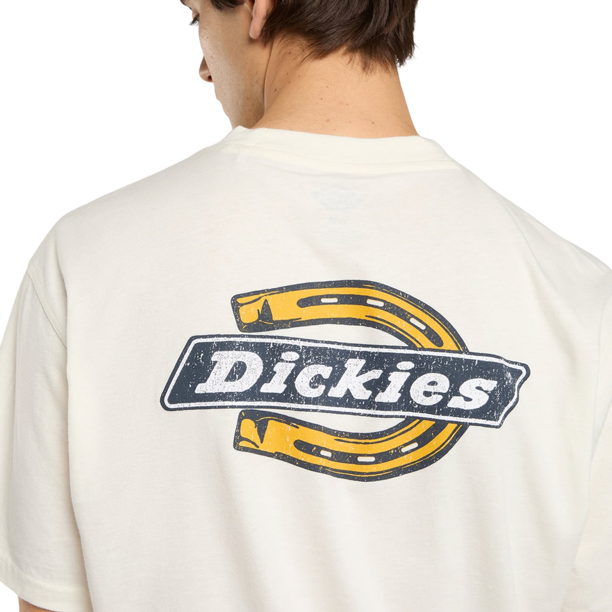 T-shirt de manga curta Dickies Paradise em Egret, close-up do grande estampado nas costas, com ferradura amarela e lettering Dickies branco sobre fundo preto, de efeito desgastado.