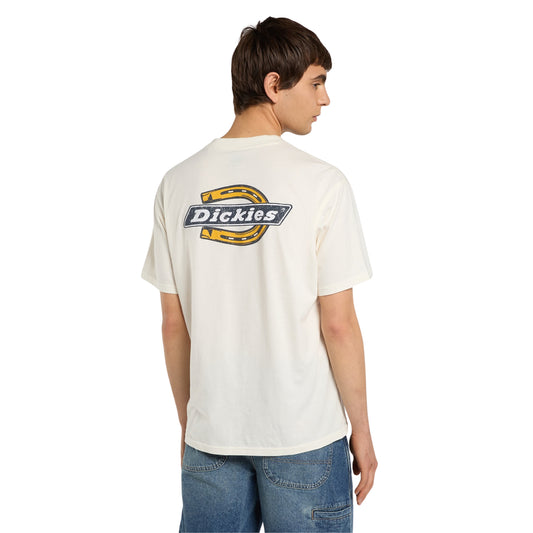 T-shirt de manga curta Dickies Paradise em Egret, vista de costas a três quartos no modelo, com grande logótipo em ferradura amarelo e preto na parte superior das costas.

