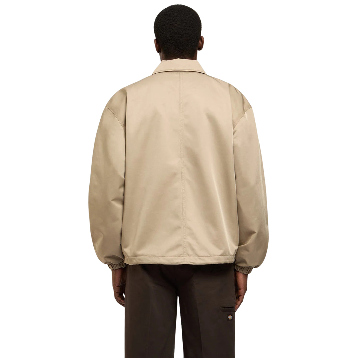 Vista de costas do casaco Dickies Parks em Khaki vestido por modelo, com ombros descaídos, punhos elásticos e bainha direita.