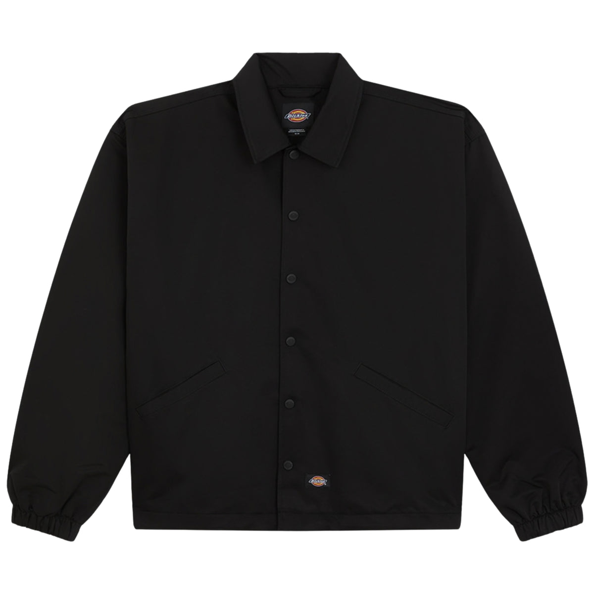 Casaco coach Dickies Parks em Preto, peça disposta de frente sobre fundo branco, com gola dobrada, fecho de molas, bolsos laterais e punhos elásticos.