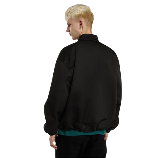Casaco coach Dickies Parks em Preto, vista de costas a três quartos em plano médio, mostrando as costas lisas e os punhos elásticos.