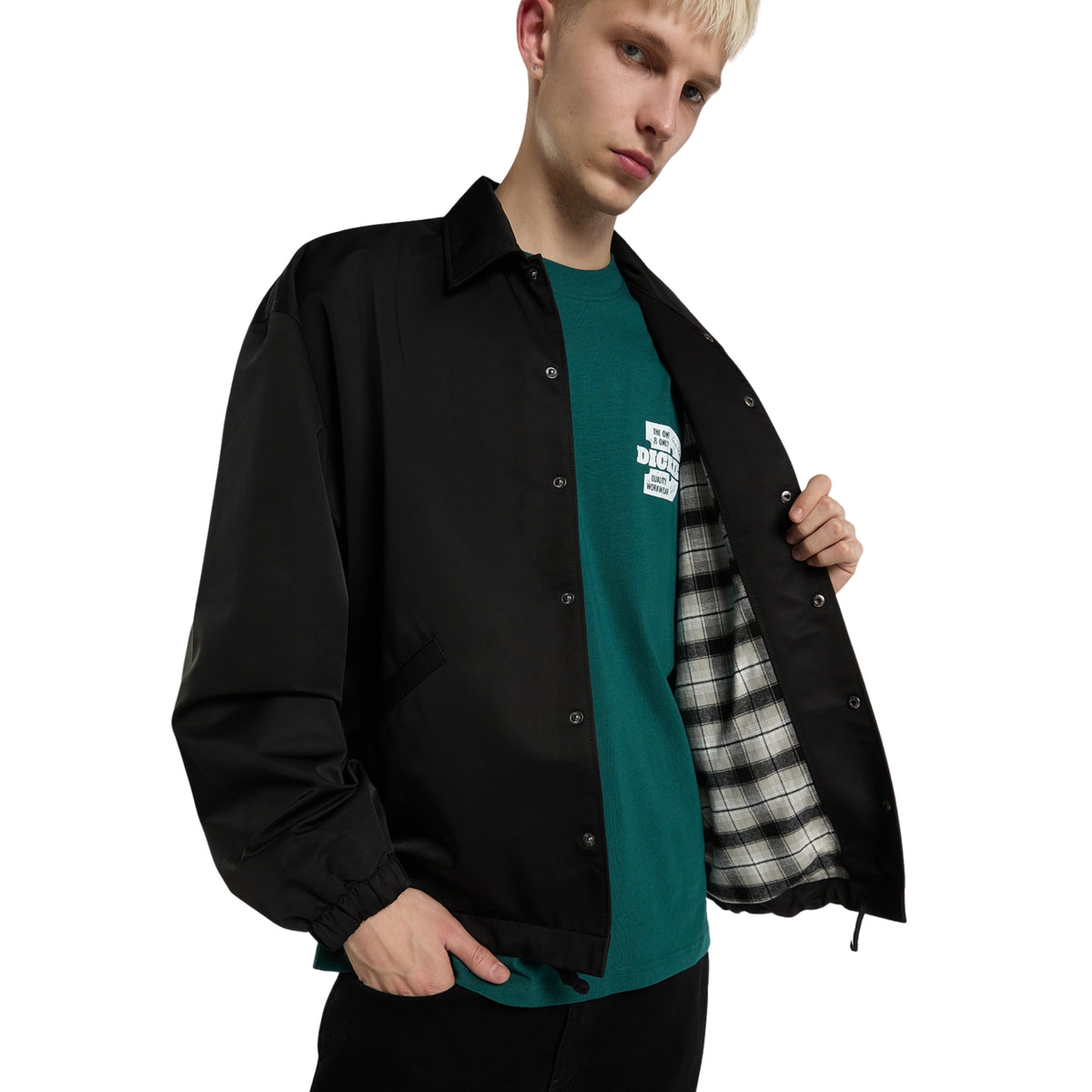 Casaco coach Dickies Parks em Preto, vista frontal aproximada com o modelo a abrir o casaco para mostrar o forro xadrez.