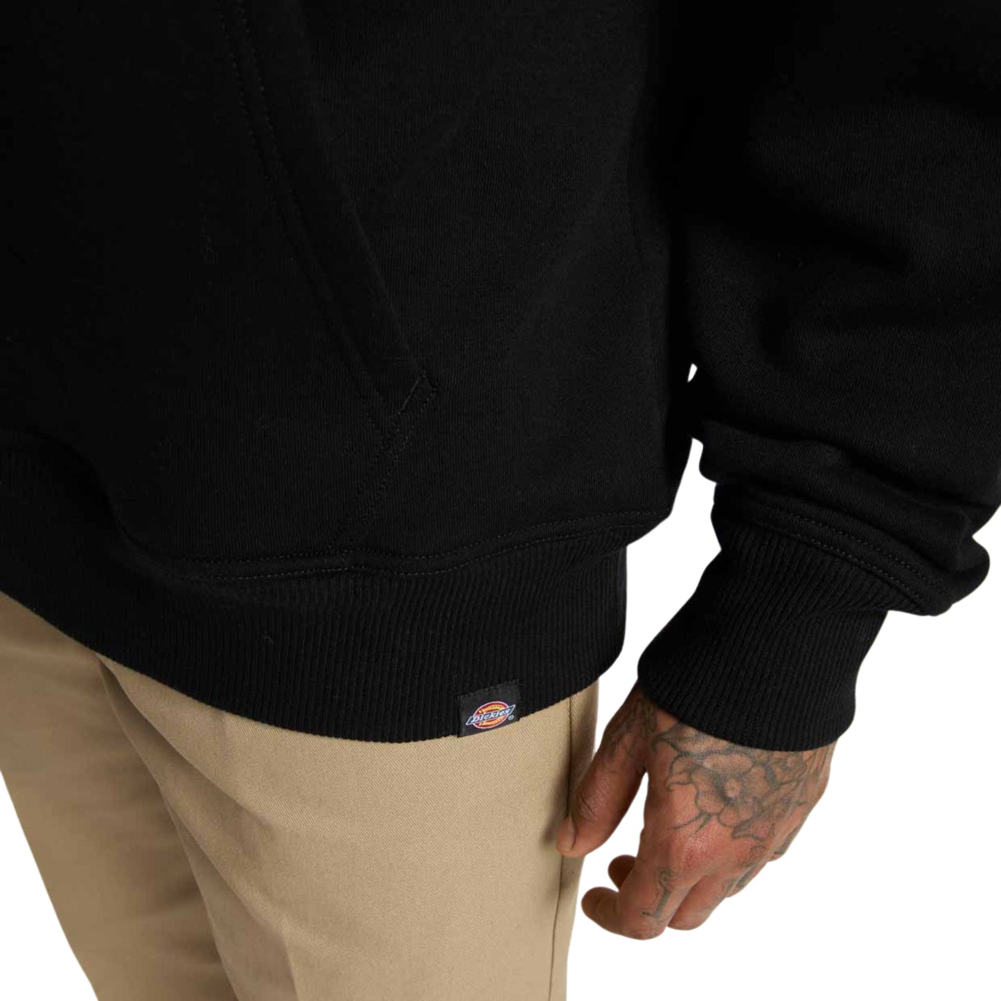 Sweat com carapuço para homem Dickies Parrotsville em preto. Foto de detalhe da pequena etiqueta na parte inferior frontal da hoodie.