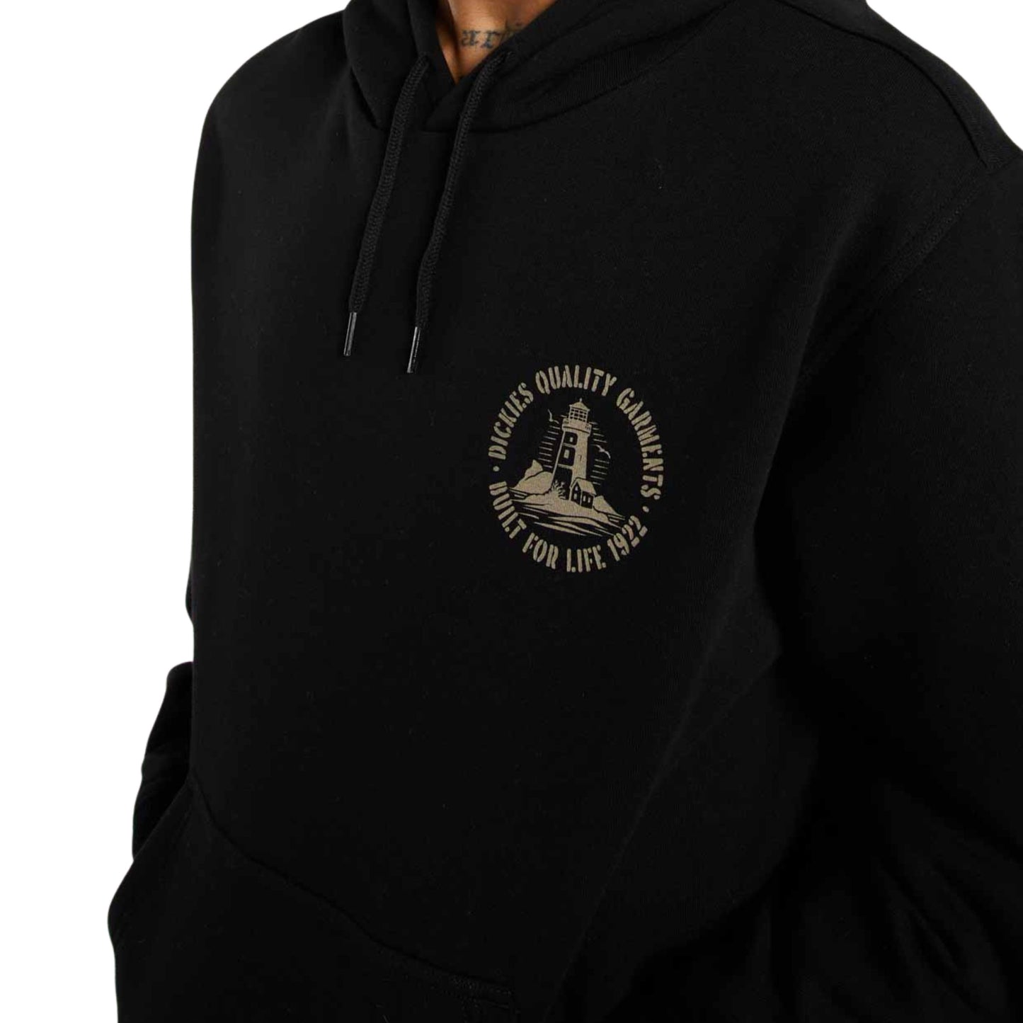 Sweat com carapuço para homem Dickies Parrotsville em preto. Foto de detalhe do logotipo no peito.