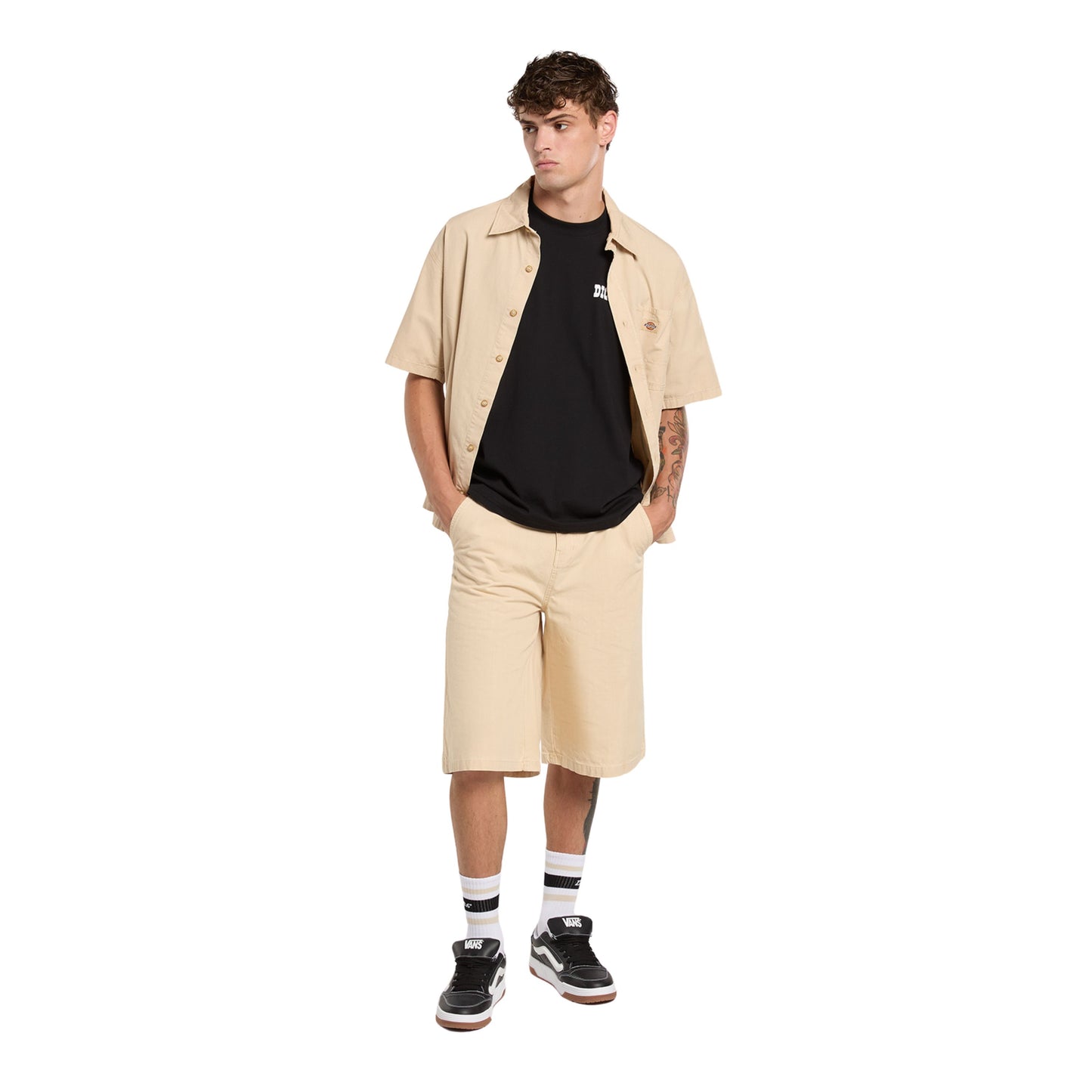T-Shirt de manga curta para homem Dickies Plain City em Preto. Foto da parte da frente, vestida.