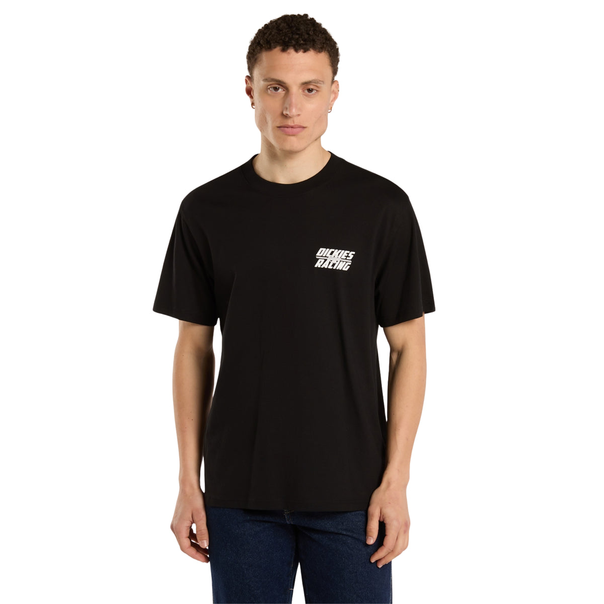 T-shirt de manga curta Dickies Racing preta em modelo de frente, com gola redonda e pequeno gráfico branco no peito à esquerda.