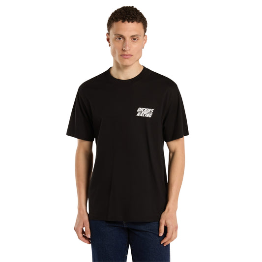 T-shirt de manga curta Dickies Racing preta em modelo de frente, com gola redonda e pequeno gráfico branco no peito à esquerda.