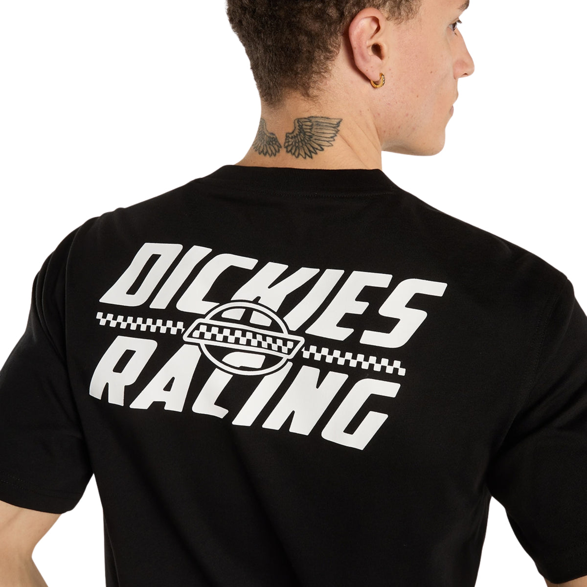 Pormenor da impressão branca nas costas da t-shirt Dickies Racing preta, com lettering inclinado, símbolo Dickies e faixa axadrezada.