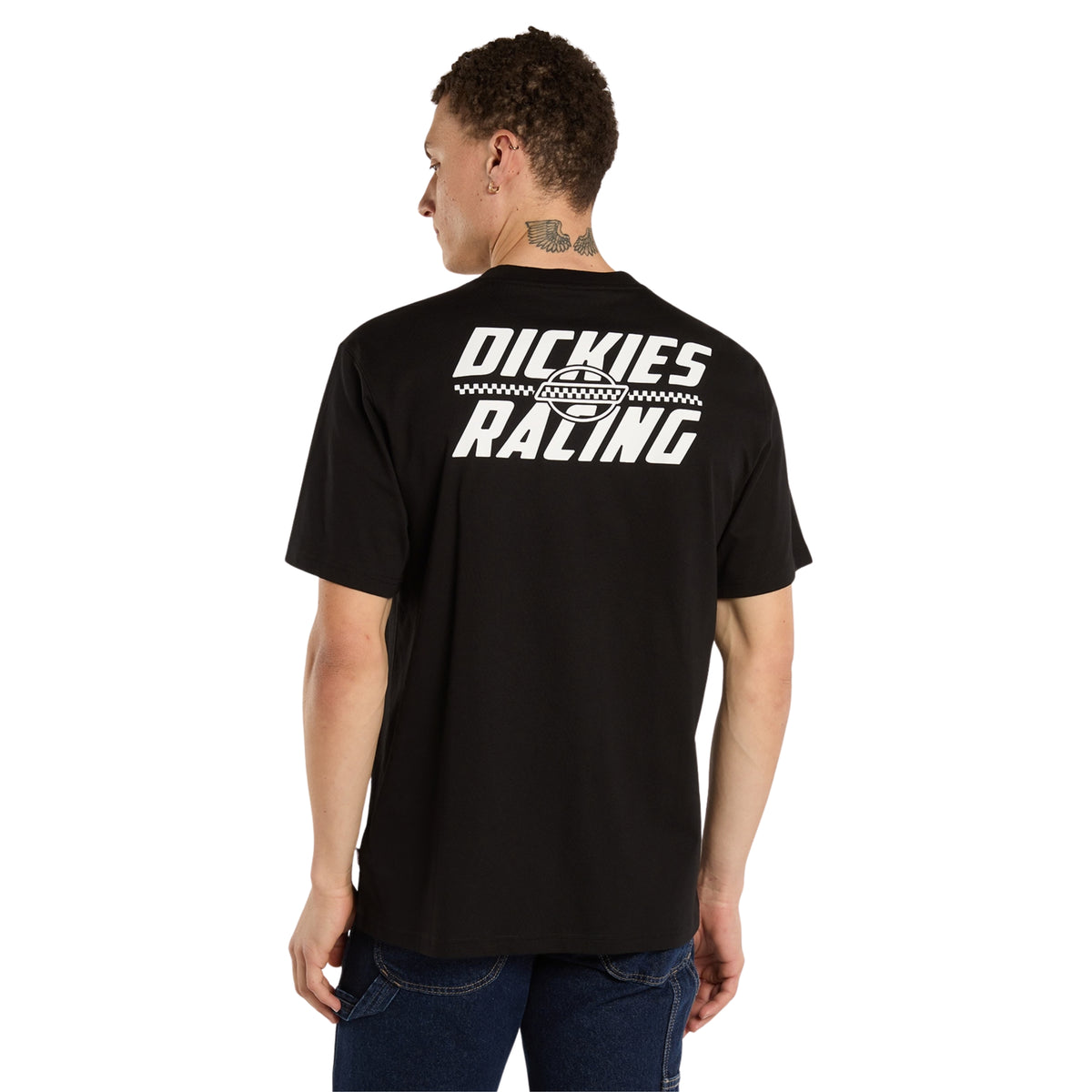 T-shirt de manga curta Dickies Racing preta em modelo de costas, com grande impressão branca Dickies Racing e faixa axadrezada.