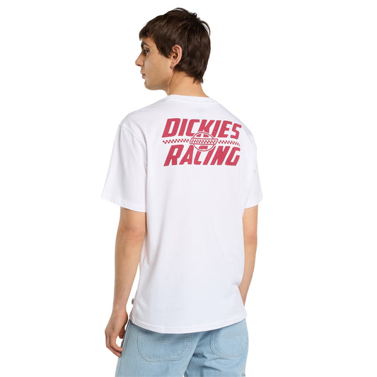 T-shirt de manga curta Dickies Racing branca em modelo de costas, com grande gráfico vermelho Dickies Racing e faixa axadrezada.