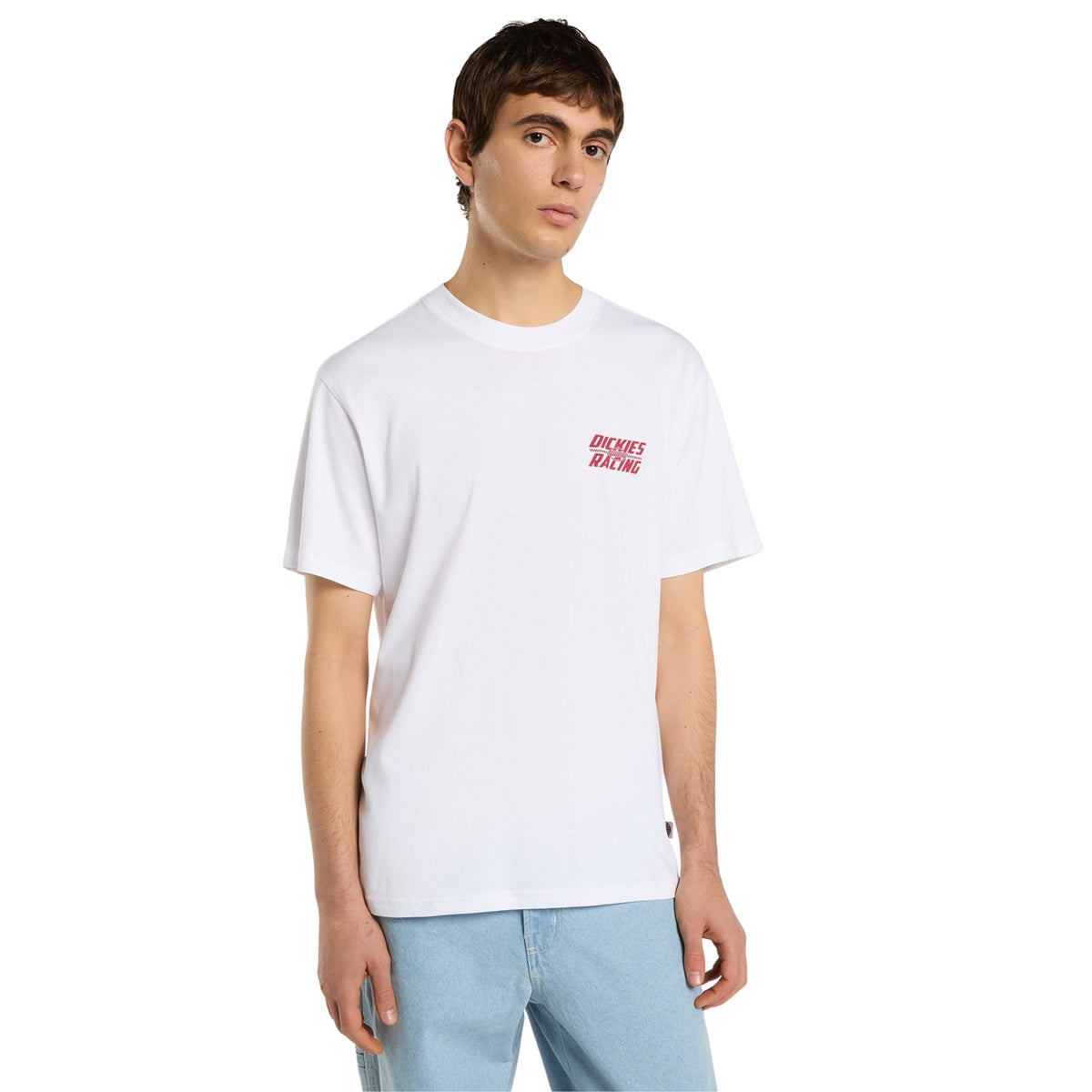 T-shirt de manga curta Dickies Racing branca em modelo de frente, com gola redonda e pequeno gráfico vermelho no peito à esquerda.
