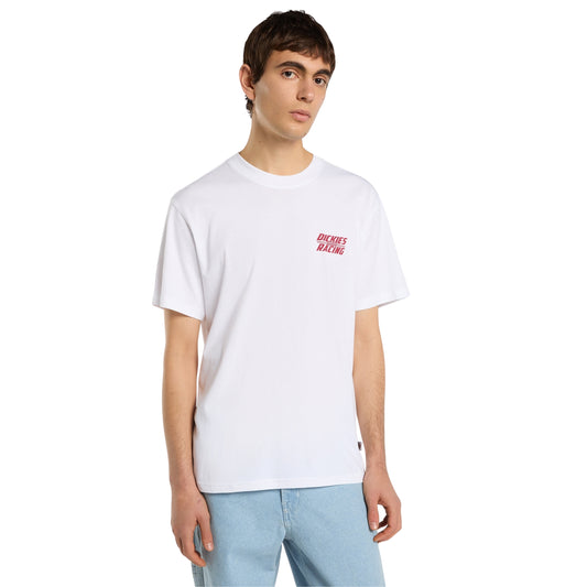 T-shirt de manga curta Dickies Racing branca em modelo de frente, com gola redonda e pequeno gráfico vermelho no peito à esquerda.