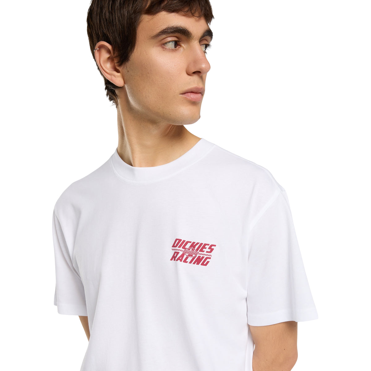 Pormenor frontal da t-shirt Dickies Racing branca em modelo, mostrando a gola redonda e o pequeno gráfico vermelho no peito à esquerda.