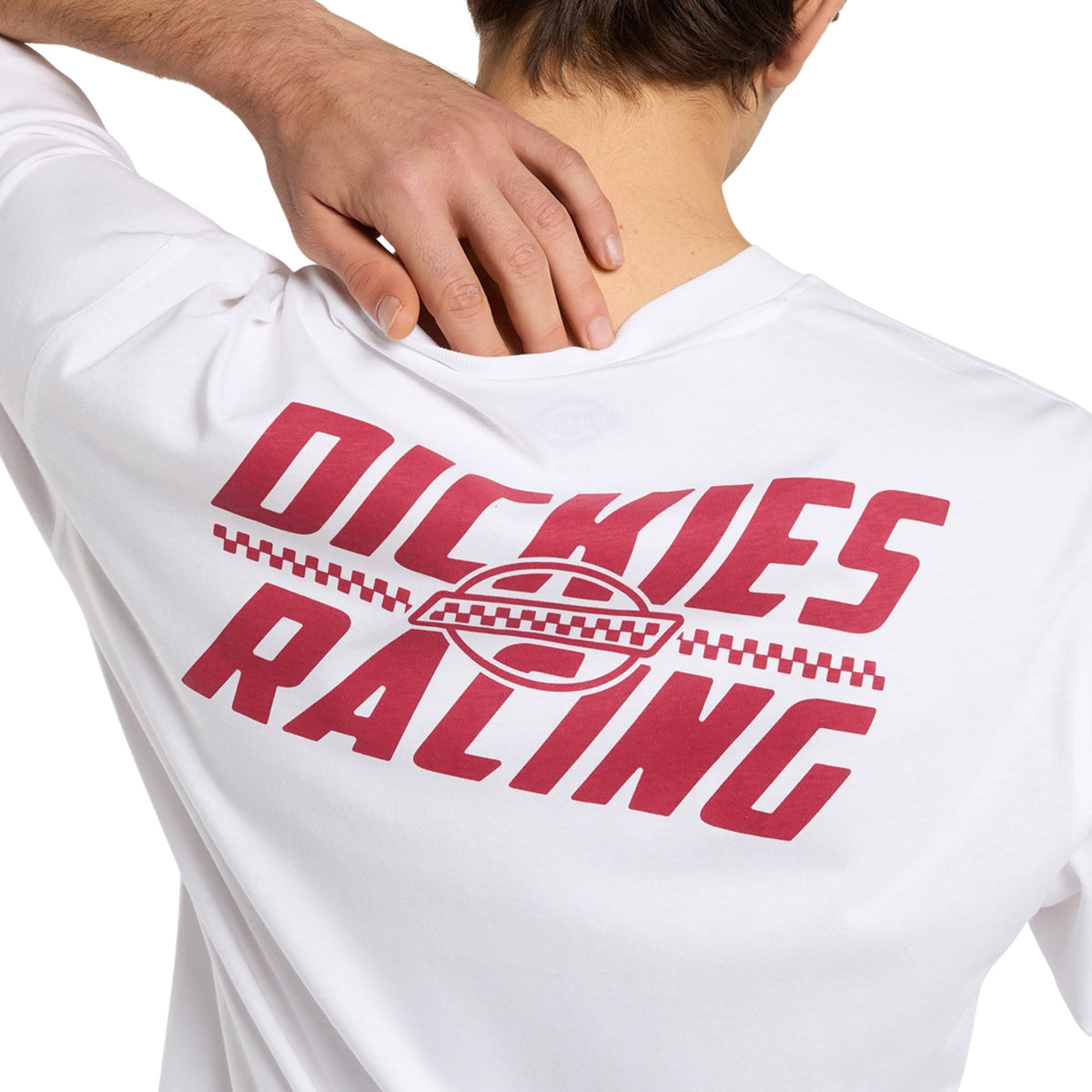 Pormenor da impressão vermelha nas costas da t-shirt Dickies Racing branca, com lettering inclinado, símbolo Dickies e faixa axadrezada.