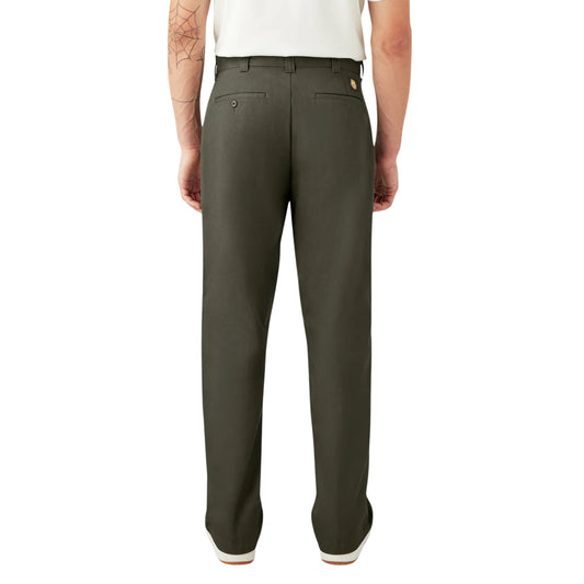 Calça para homem Dickies x Spitfire Double Knee em Verde Olive. Foto da parte de trás, vestida.