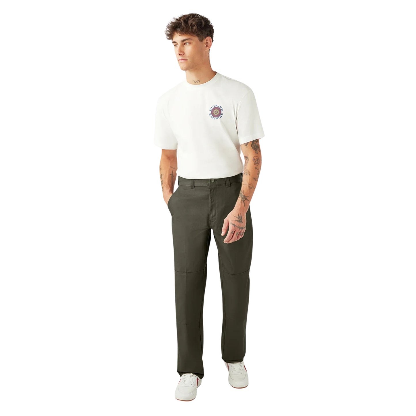 Calça para homem Dickies x Spitfire Double Knee em Verde Olive. Foto da parte da frente, vestida.