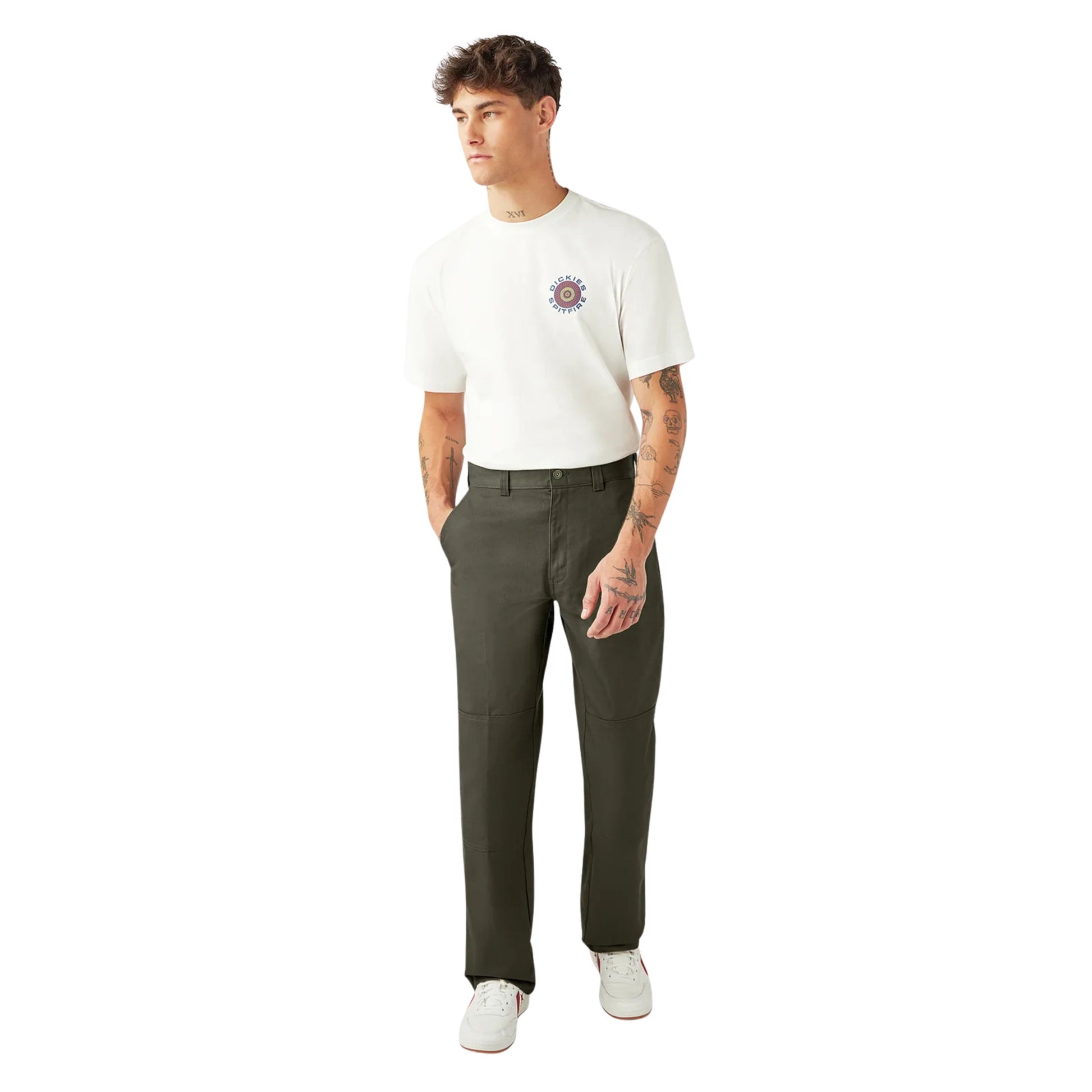 Calça para homem Dickies x Spitfire Double Knee em Verde Olive. Foto da parte da frente, vestida.