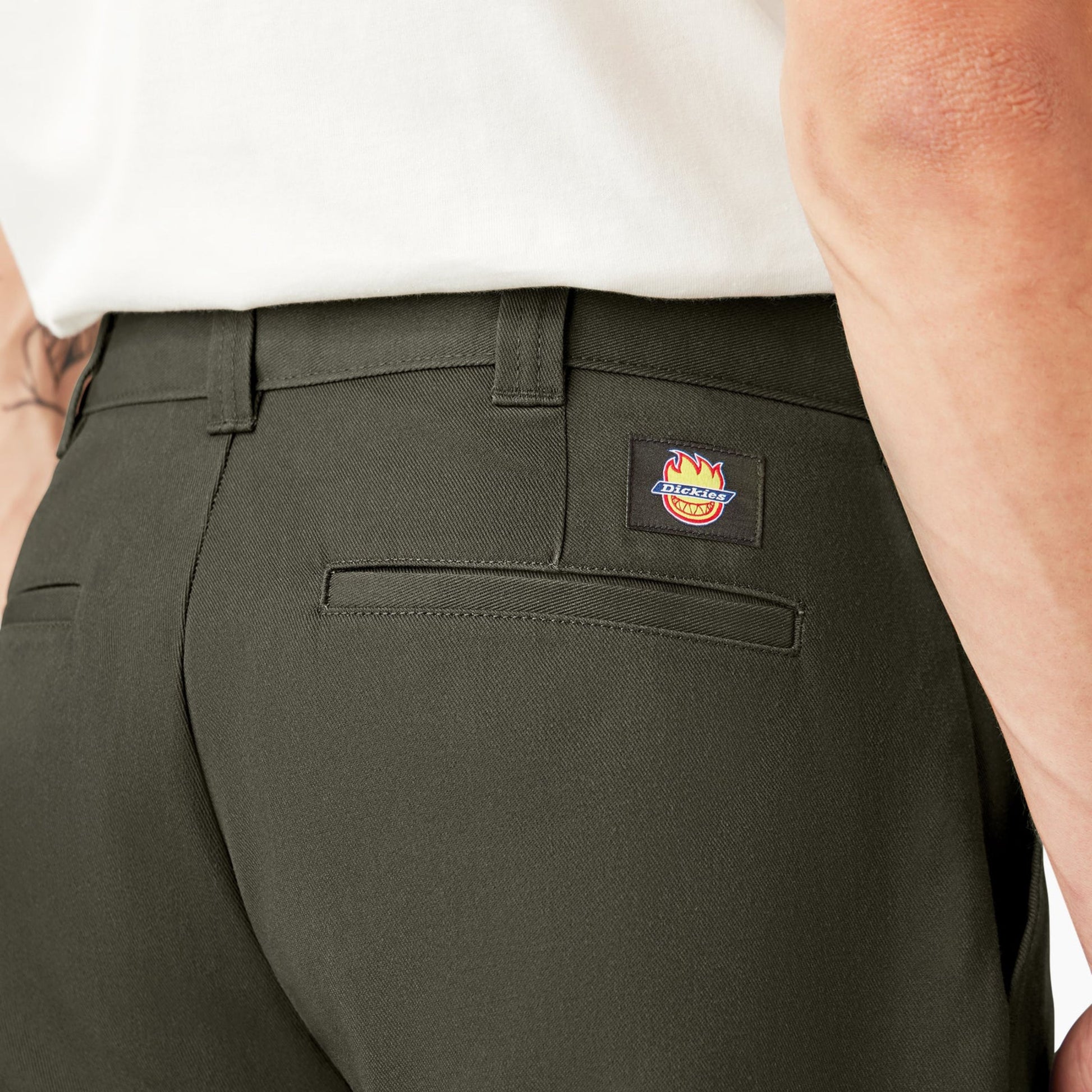Calça para homem Dickies x Spitfire Double Knee em Verde Olive. Foto de detalhe da parte de trás.