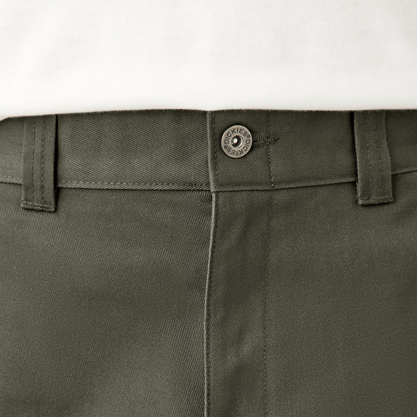 Calça para homem Dickies x Spitfire Double Knee em Verde Olive. Foto de detalhe da parte da frente.
