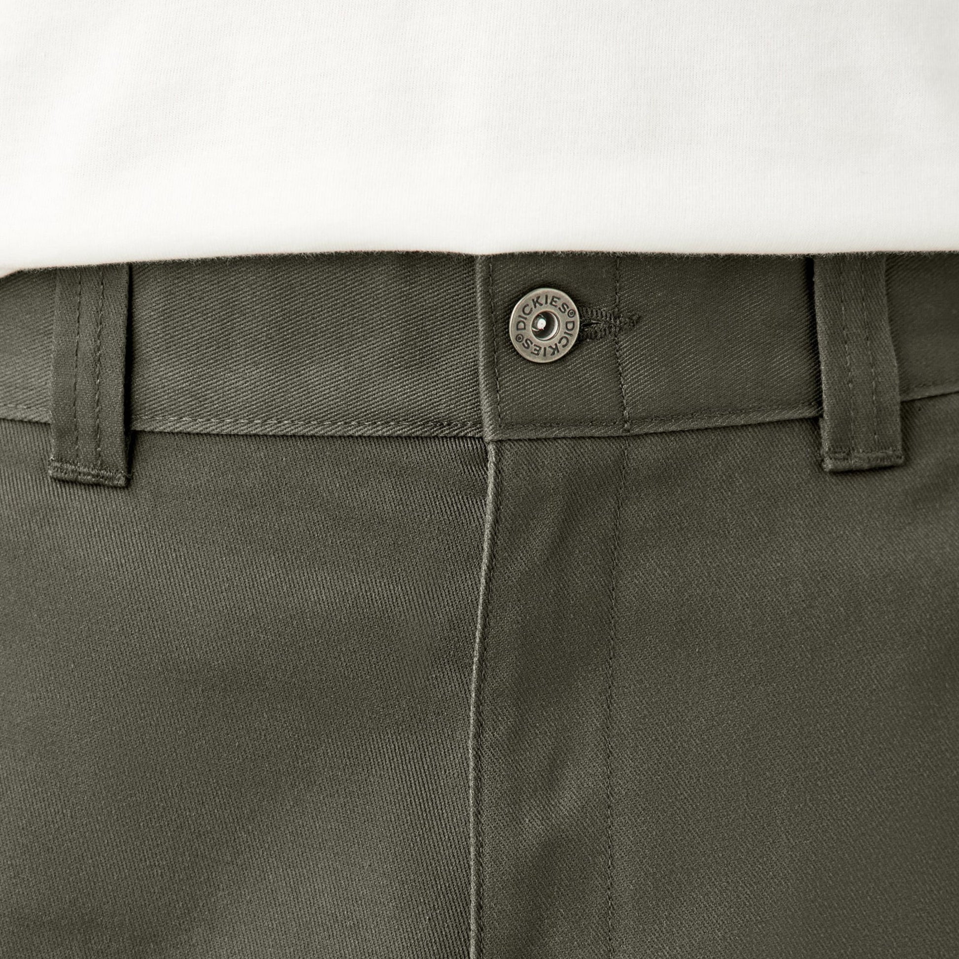 Calça para homem Dickies x Spitfire Double Knee em Verde Olive. Foto de detalhe da parte da frente.