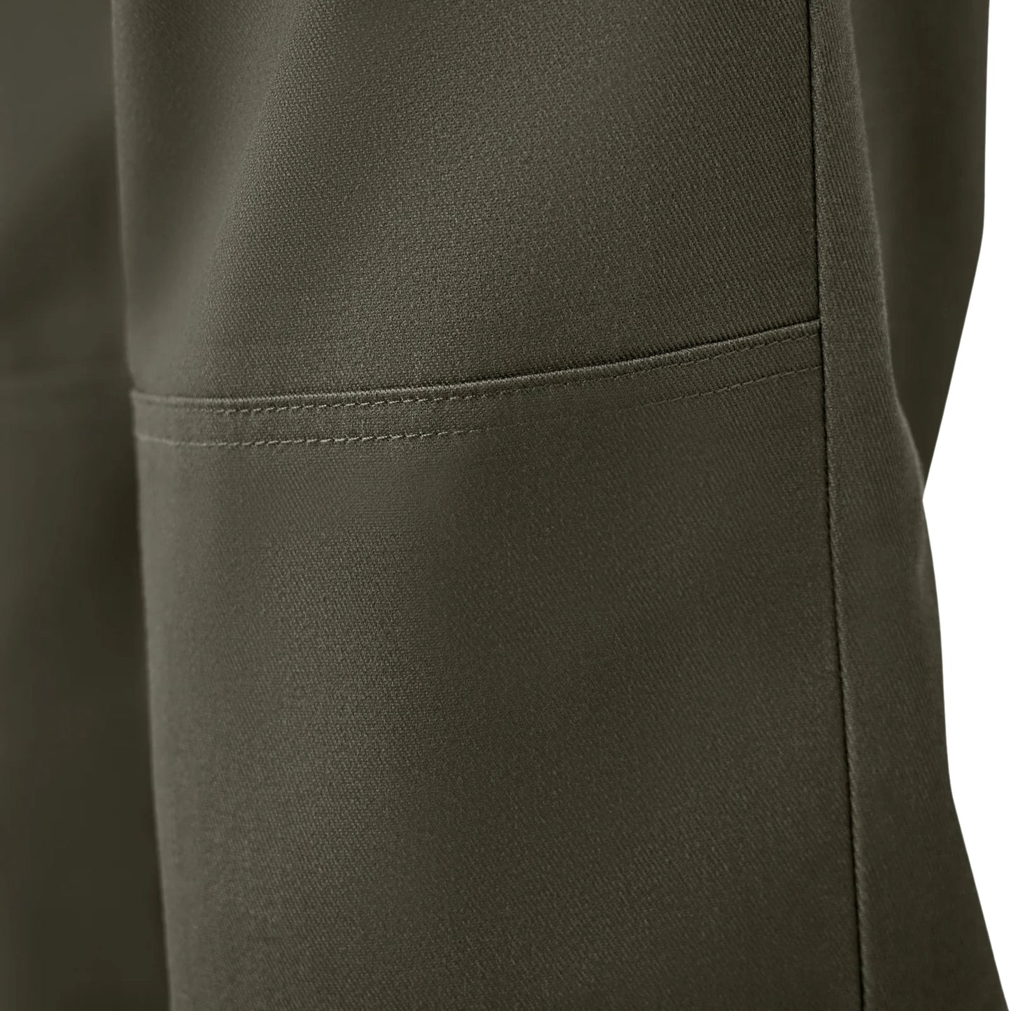 Calça para homem Dickies x Spitfire Double Knee em Verde Olive. Foto de detalhe da parte da frente.