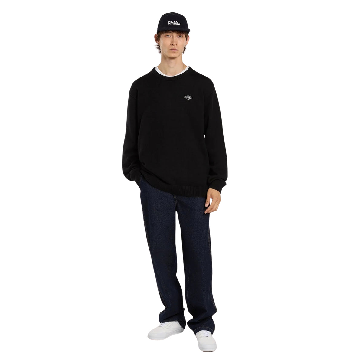 Camisola de malha para homem Dickies Summerdale preta — vista frontal de corpo inteiro, com logótipo bordado no peito, usada com boné Dickies e calças azul-marinho.