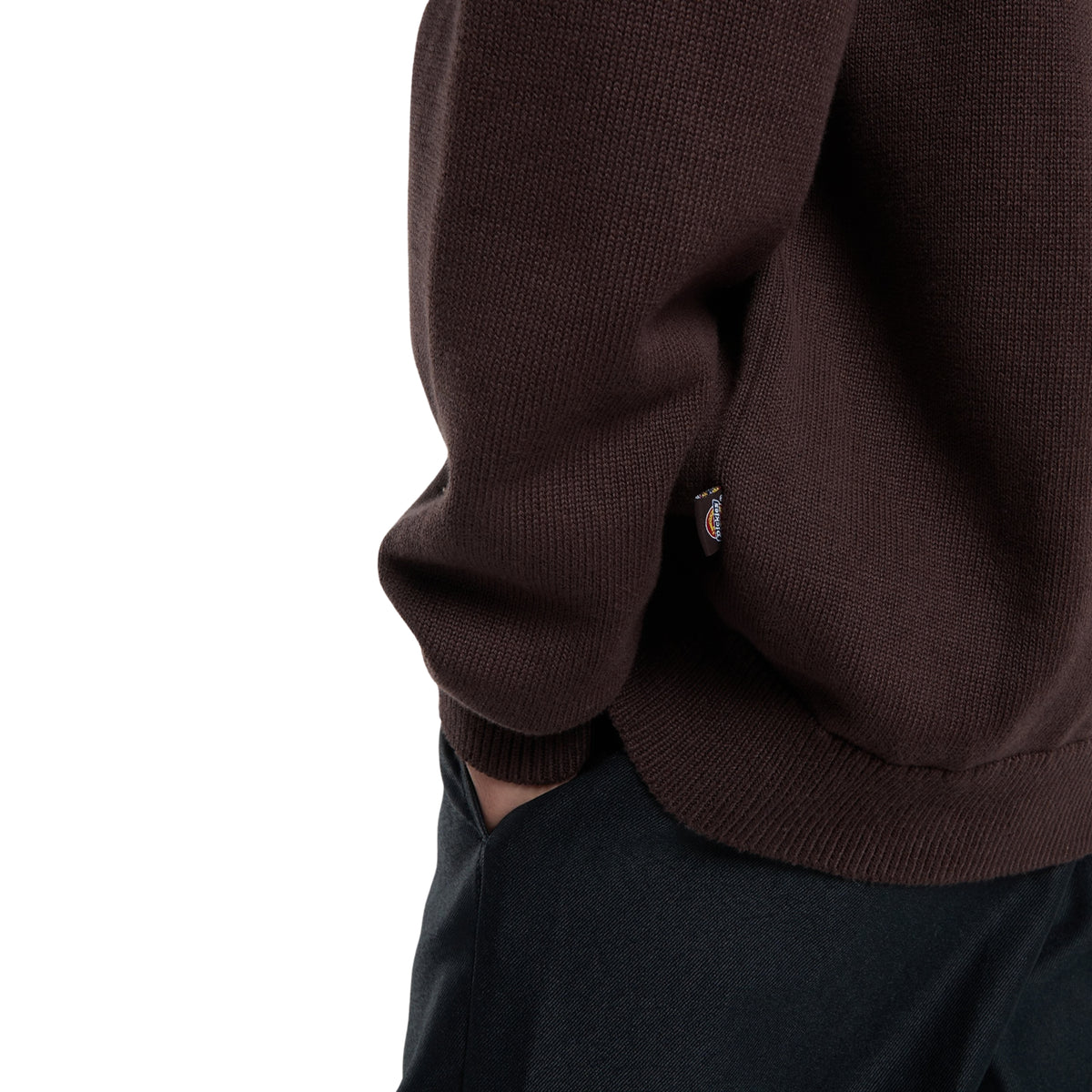 Camisola de malha para homem Dickies Summerdale em Chocolate Brown — detalhe lateral da bainha canelada e da etiqueta tecida Dickies.