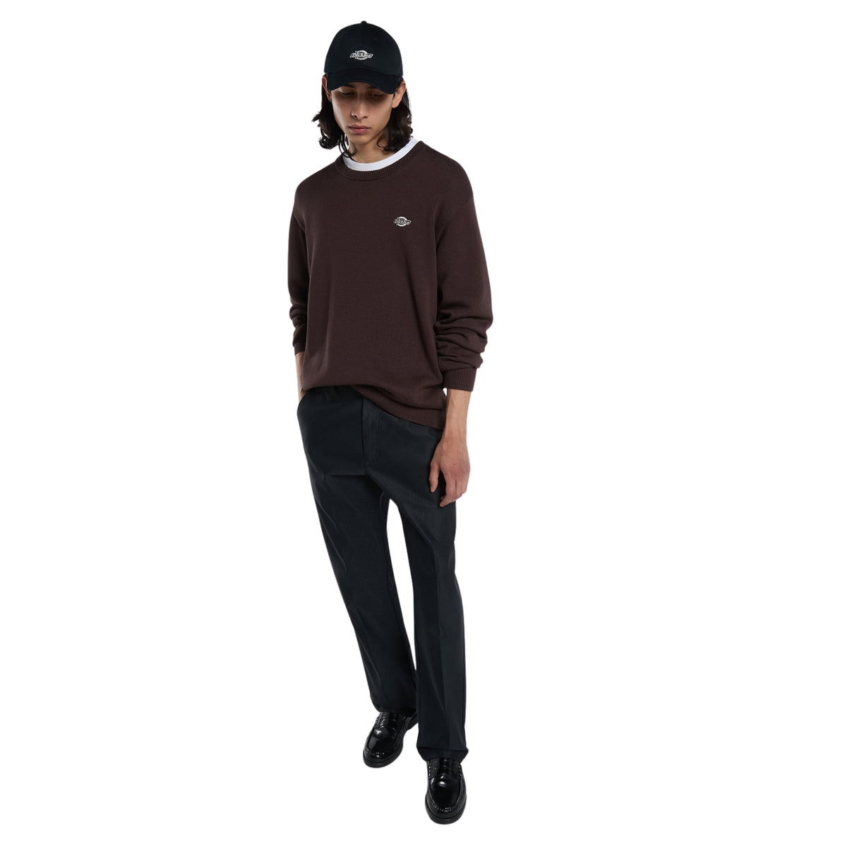Camisola de malha para homem Dickies Summerdale em Chocolate Brown — modelo de corpo inteiro, de frente, com boné Dickies e calças escuras.