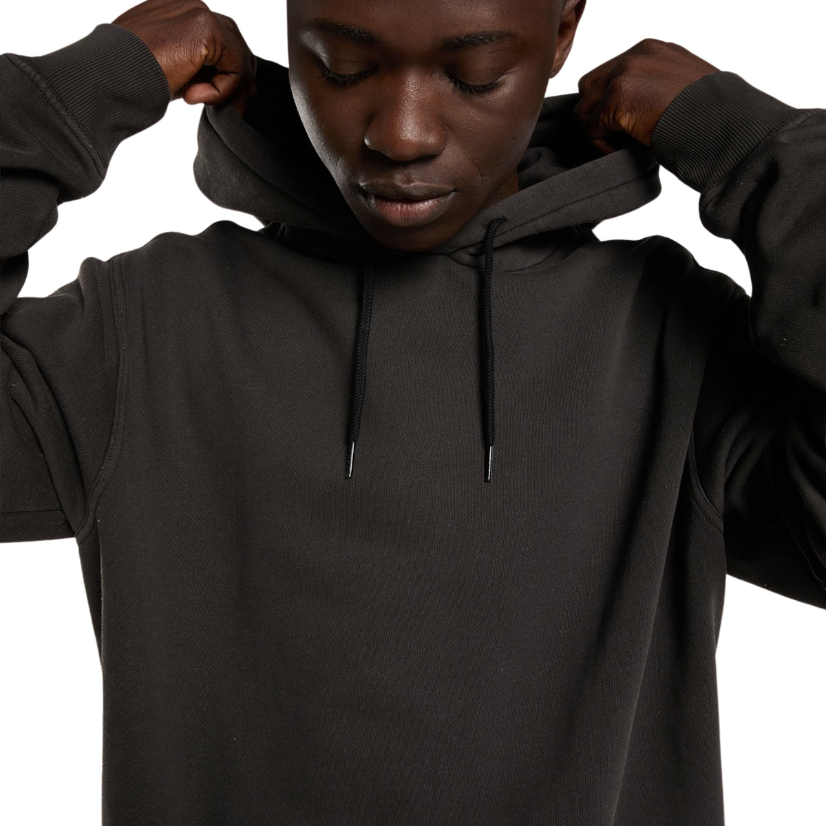 Sweat com carapuço Dickies Sutcliffe em Preto, close-up da parte superior no modelo a ajustar o carapuço, com cordões pretos e punhos canelados visíveis.