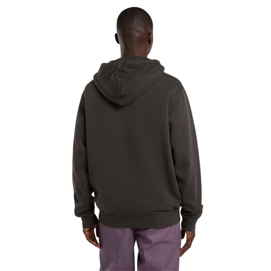 Sweat com carapuço Dickies Sutcliffe em Preto, vista de costas no modelo, mostrando o carapuço descido, as costas lisas e os punhos e bainha canelados.