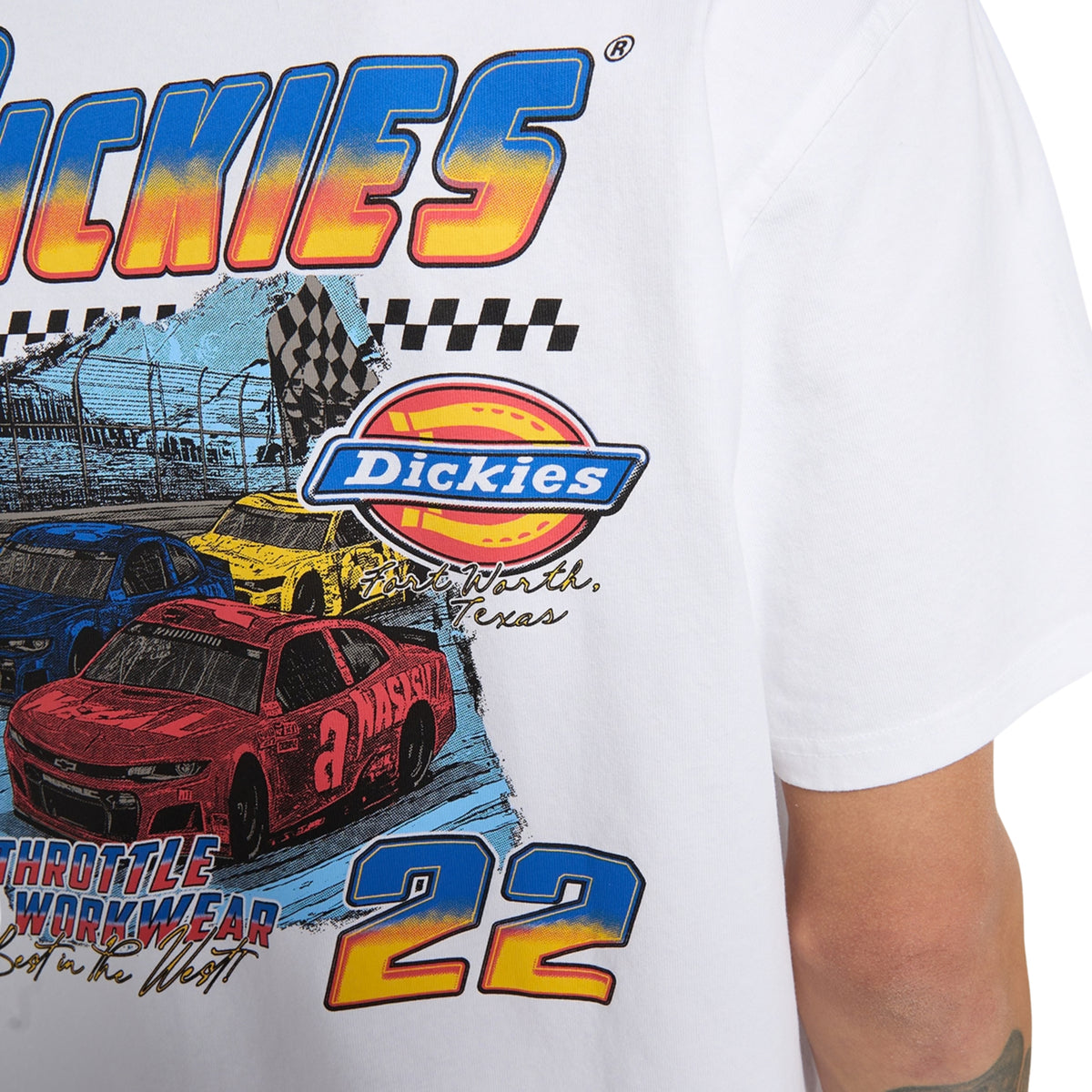 T-shirt de manga curta Dickies Tonopah em Branco, close-up do estampado nas costas com carros de corrida, bandeiras axadrezadas, logótipo Dickies e número 22.