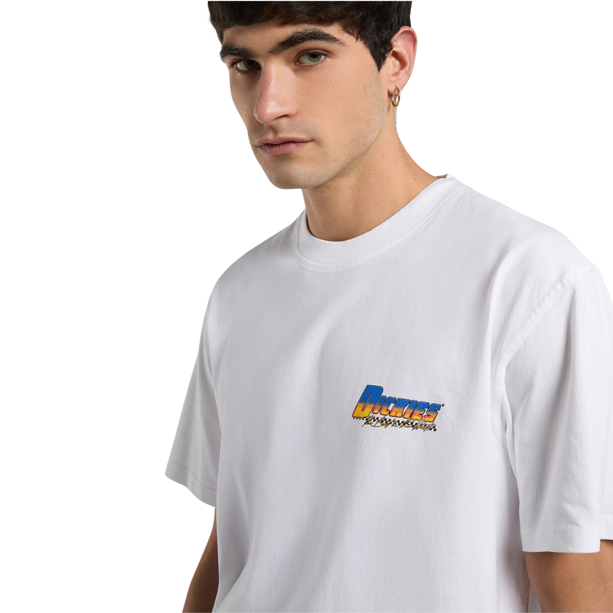 T-shirt de manga curta Dickies Tonopah em Branco, close-up da parte superior com gola redonda e logótipo Dickies em azul, amarelo e vermelho no peito esquerdo.