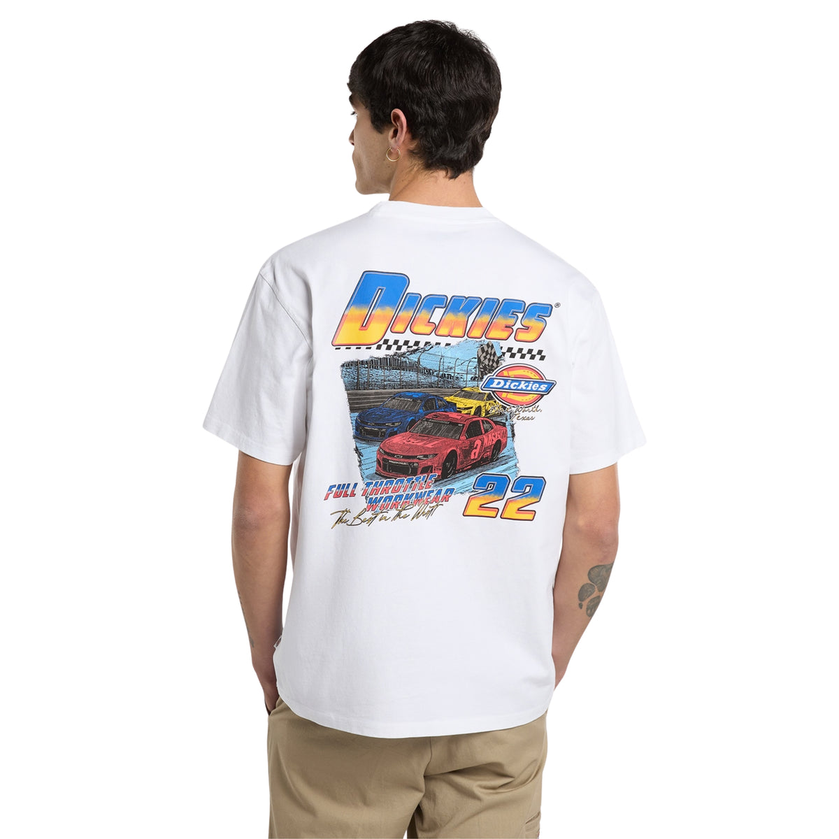 T-shirt de manga curta Dickies Tonopah em Branco, vista de costas a três quartos no modelo, com estampado de carros de corrida, logótipo Dickies e número 22.