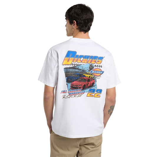 T-shirt de manga curta Dickies Tonopah em Branco, vista de costas a três quartos no modelo, com estampado de carros de corrida, logótipo Dickies e número 22.