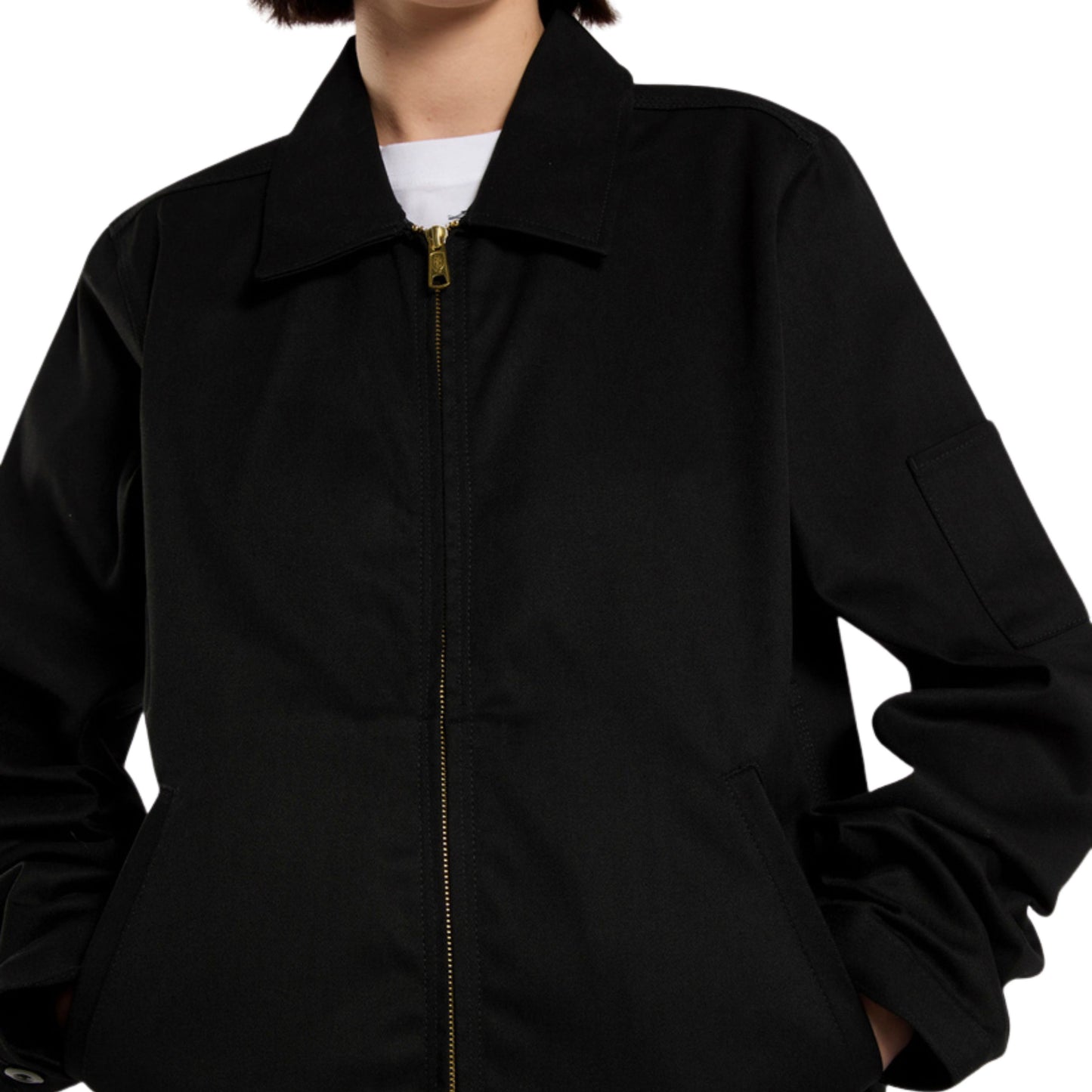 Casaco unissexo Dickies Unlined Eisenhower em Preto. Foto de detalhe da parte da frente, vestido.