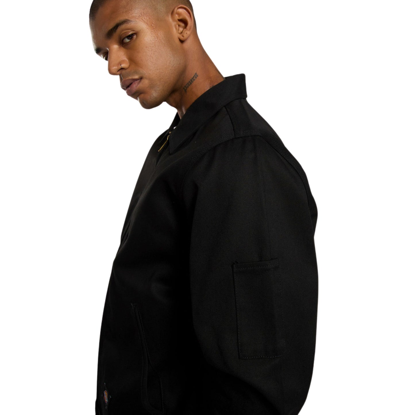 Casaco unissexo Dickies Unlined Eisenhower em Preto. Foto da lateral, vestido.