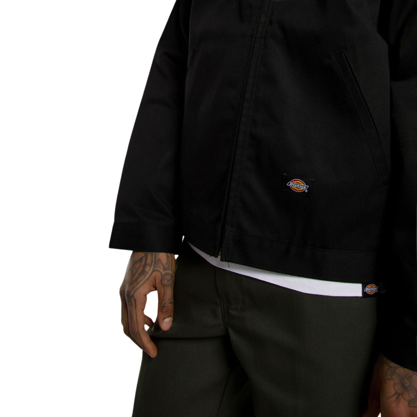 Casaco unissexo Dickies Unlined Eisenhower em Preto. Foto de detalhe da parte da frente, vestido.