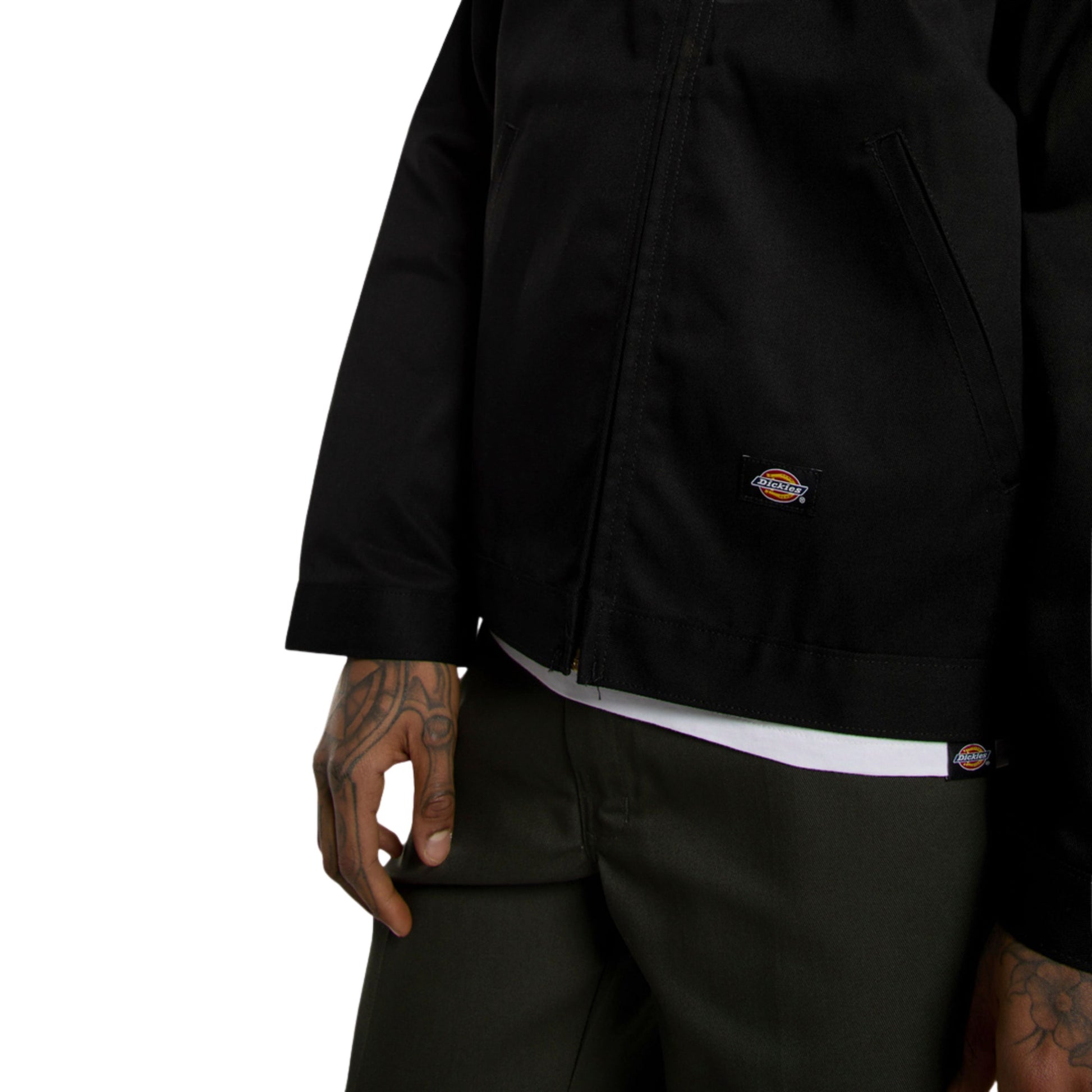 Casaco unissexo Dickies Unlined Eisenhower em Preto. Foto de detalhe da parte da frente, vestido.