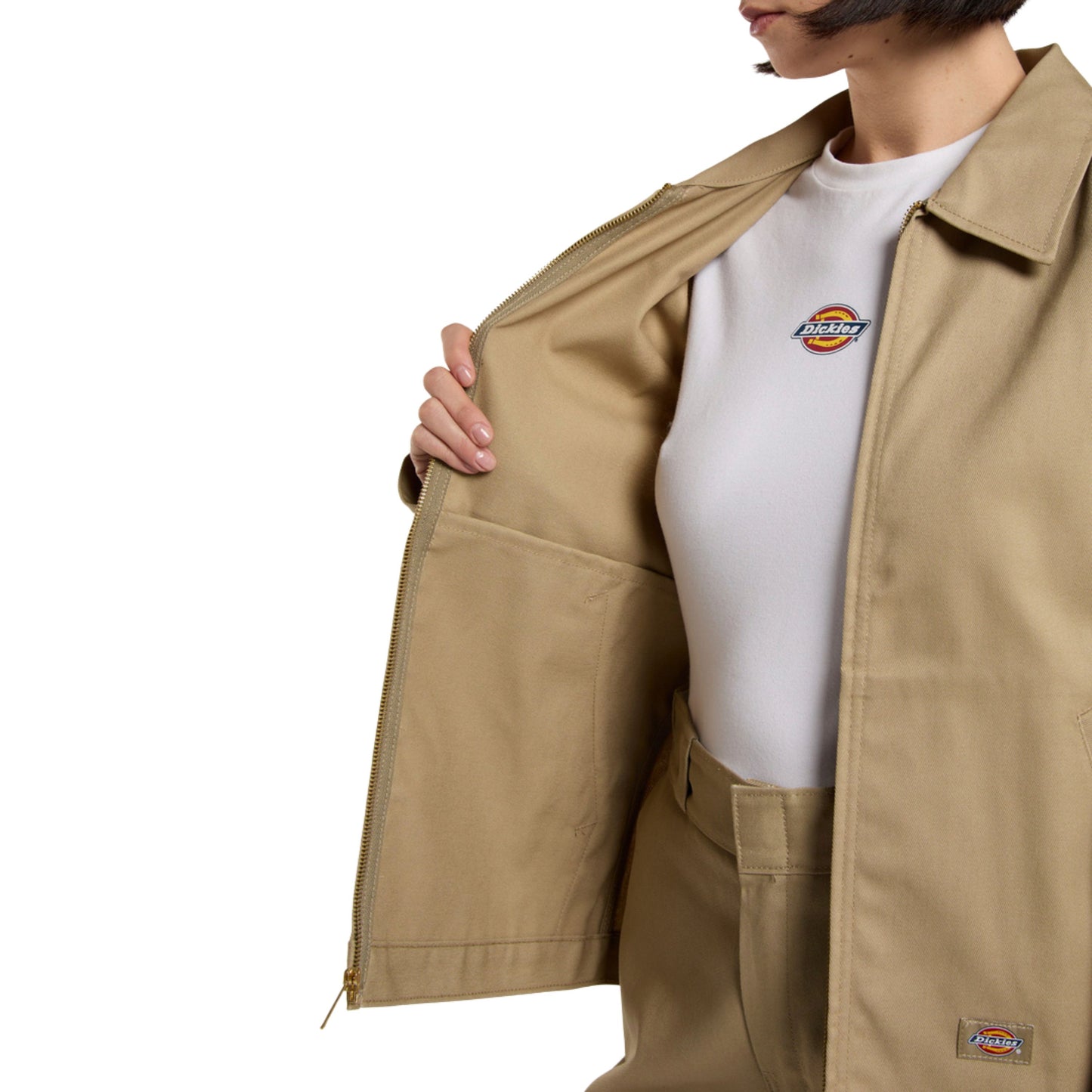 Casaco unissexo Dickies Unlined Eisenhower em Khaki. Foto de detalhe da parte da frente, vestido.