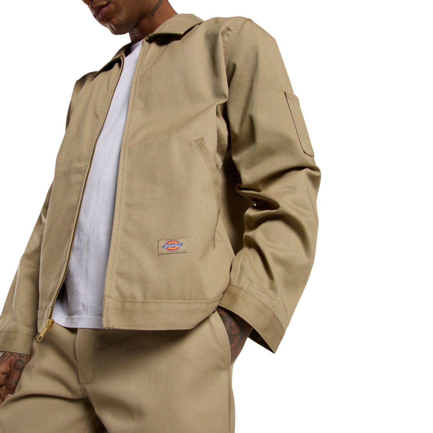 Casaco unissexo Dickies Unlined Eisenhower em Khaki. Foto de detalhe da parte da frente, vestido.