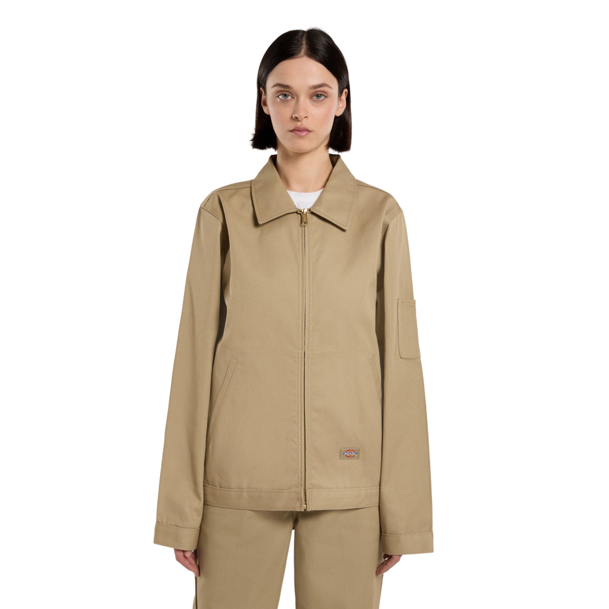 Casaco unissexo Dickies Unlined Eisenhower em Khaki. Foto da parte da frente, vestido.