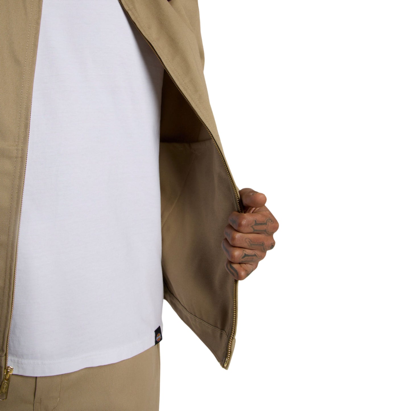 Casaco unissexo Dickies Unlined Eisenhower em Khaki. Foto de detalhe da parte da frente, vestido.