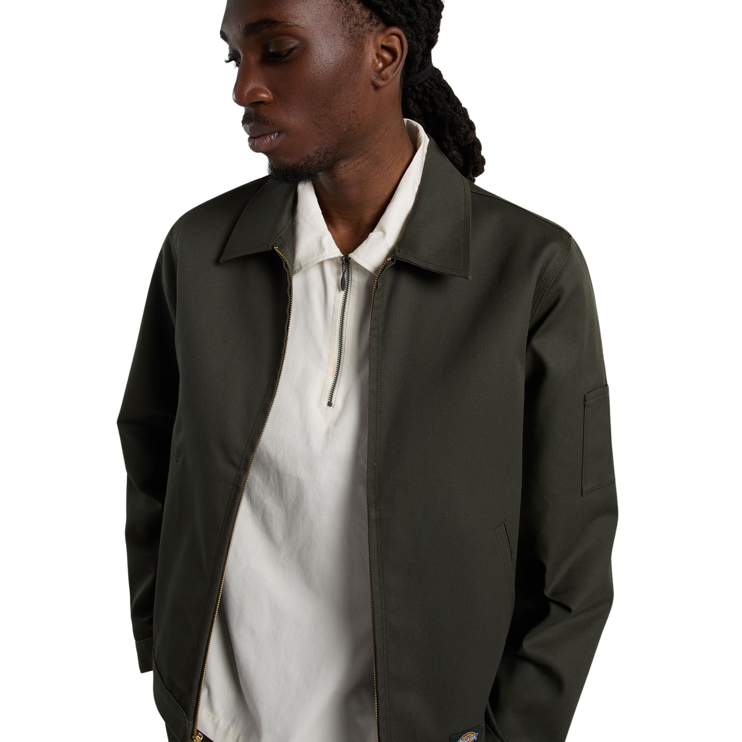 Casaco unissexo Dickies Unlined Eisenhower em Verde Olive. Foto de detalhe da parte da frente, vestido.