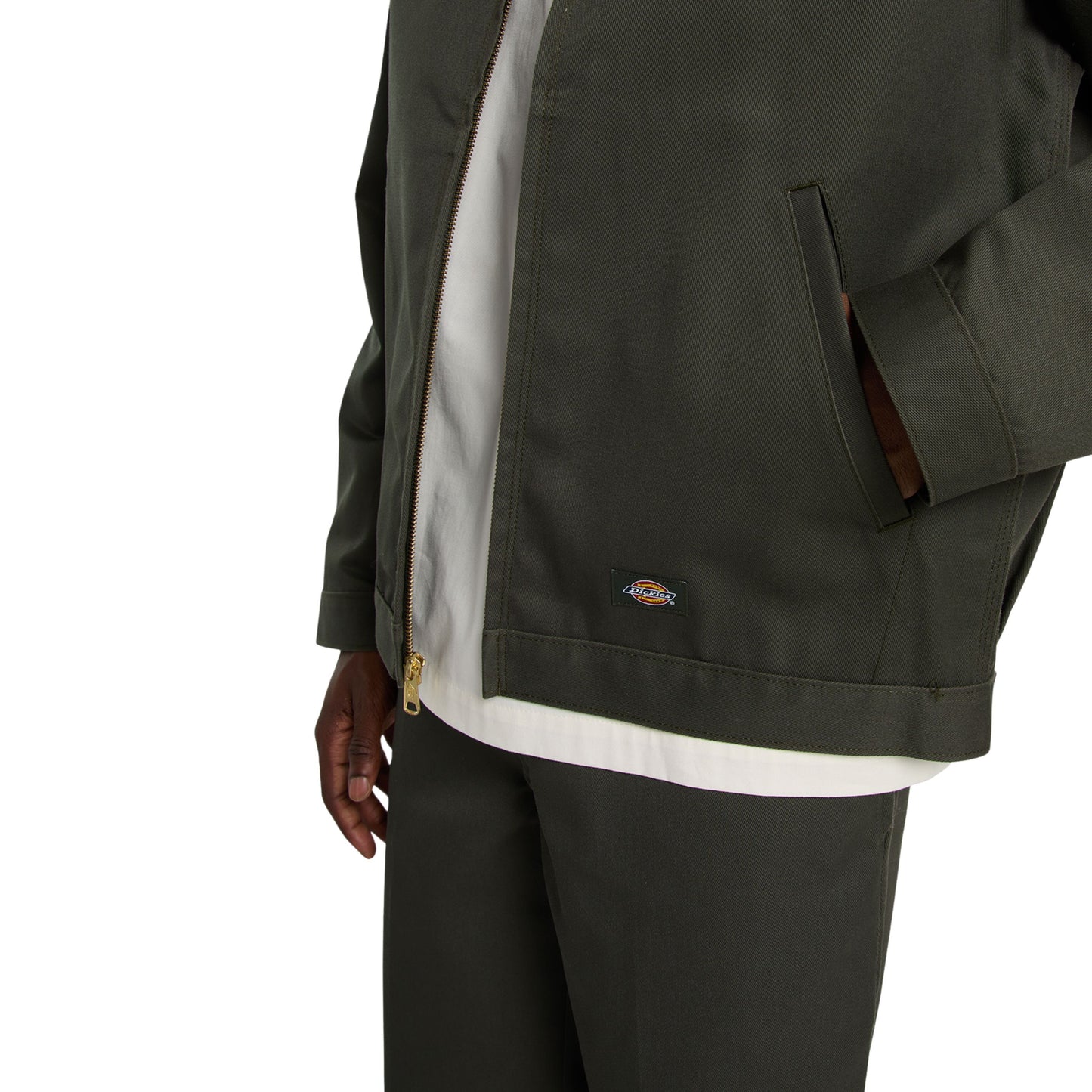Casaco unissexo Dickies Unlined Eisenhower em Verde Olive. Foto de detalhe da parte da frente, vestido.