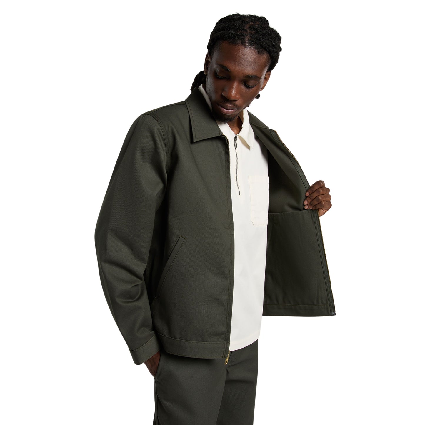 Casaco unissexo Dickies Unlined Eisenhower em Verde Olive. Foto da parte da frente, vestido.