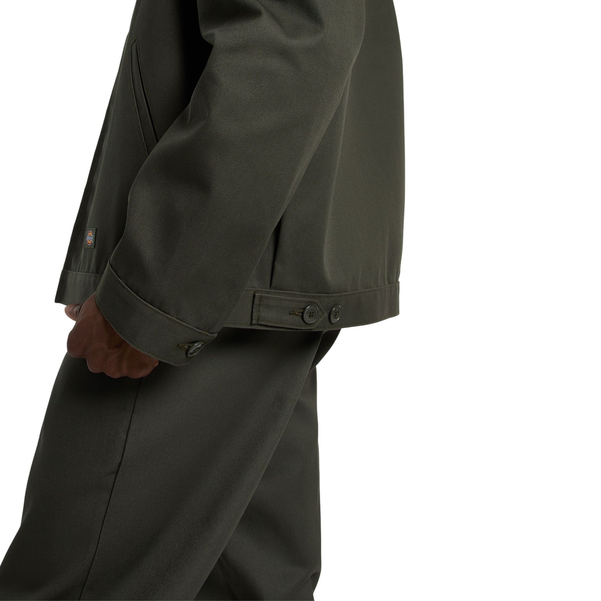 Casaco unissexo Dickies Unlined Eisenhower em Verde Olive. Foto de detalhe da lateral, vestido.