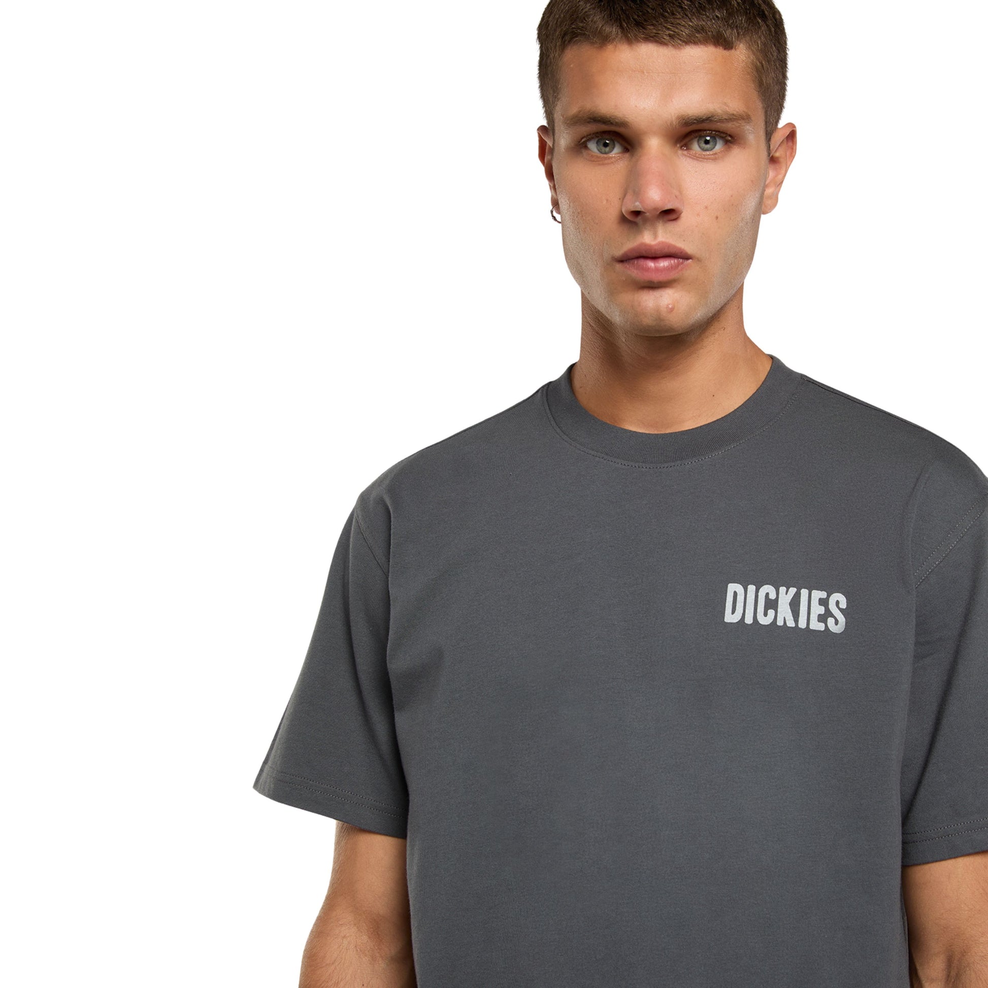 T-Shirt de manga curta para homem Dickies Wolfhurst em Cinza Charcoal. Foto de detalhe da parte da frente, vestida.