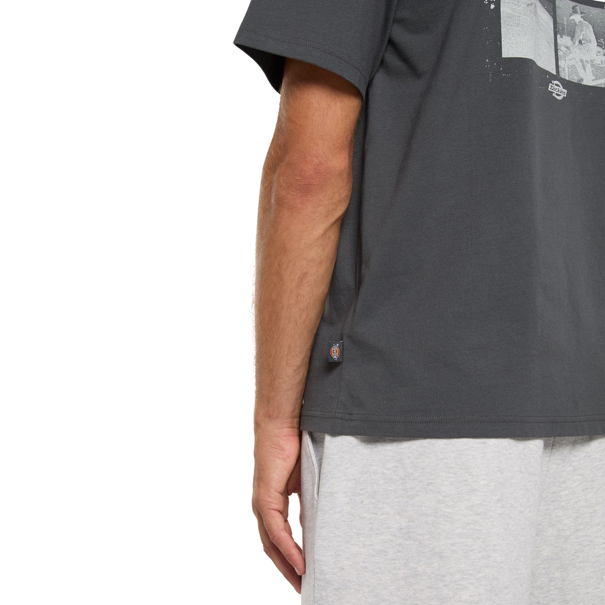 T-Shirt de manga curta para homem Dickies Wolfhurst em Cinza Charcoal. Foto de detalhe da parte de trás, vestida.