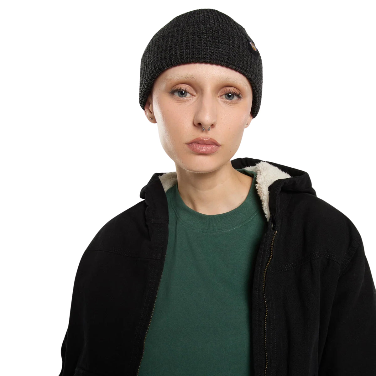 Gorro Dickies Woodworth Waffle preto usado por modelo de frente, com casaco preto e t-shirt verde.