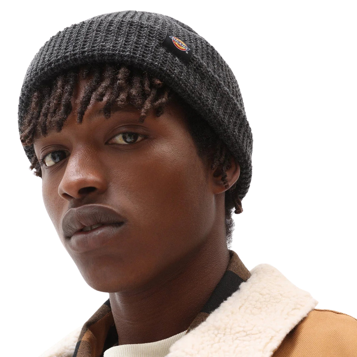 Gorro Dickies Woodworth Waffle preto usado por modelo, em vista aproximada de três quartos.